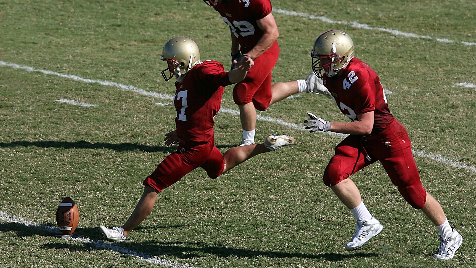 库里现场指导女儿练习基本运球动作,库里和女儿采访视频